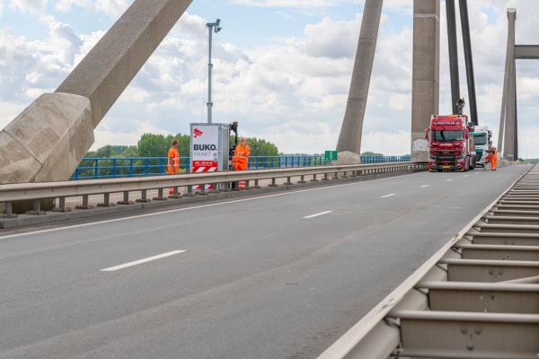 Prins Willem-Alexanderbrug PWA BUKO Infrasupport (12) Geen enkele foto en of video geproduceerd door Richard Vivo mag zonder schriftelijk toestemming worden gebruikt in welke vorm dan ook. Al het beeld materiaal van Richard Vivo van Vivo Fotografie & Drone Inspecties is auteursrechtelijk beschermd. Voor gebruik van beeldmateriaal zoals foto's, video's en thermische beelden kan u contact opnemen via info@vivofotografie.nl Dit is van toepassing voor beeldmateriaal dat op internet, websites, socialmedia kanalen, fora en/of beeldmateriaal van klanten van Vivo Fotogragfie & Drone Inspecties. Bij gebruik zonder toestemming zal er direct een factuur volgen voor het gebruik van het beeldmateriaal en directe verwijdering geeist.