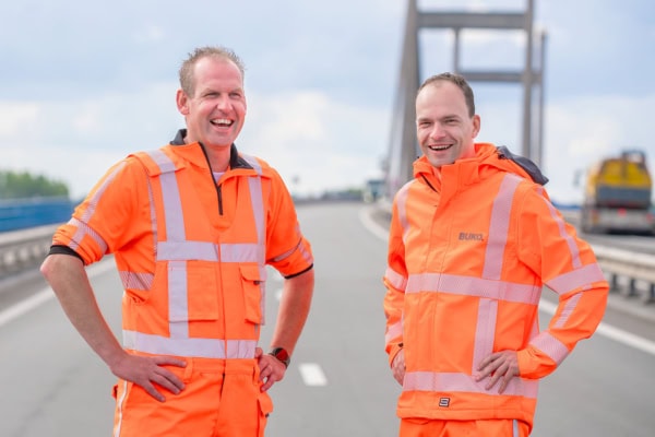 Prins Willem-Alexanderbrug PWA BUKO Infrasupport (13) Geen enkele foto en of video geproduceerd door Richard Vivo mag zonder schriftelijk toestemming worden gebruikt in welke vorm dan ook. Al het beeld materiaal van Richard Vivo van Vivo Fotografie & Drone Inspecties is auteursrechtelijk beschermd. Voor gebruik van beeldmateriaal zoals foto's, video's en thermische beelden kan u contact opnemen via info@vivofotografie.nl Dit is van toepassing voor beeldmateriaal dat op internet, websites, socialmedia kanalen, fora en/of beeldmateriaal van klanten van Vivo Fotogragfie & Drone Inspecties. Bij gebruik zonder toestemming zal er direct een factuur volgen voor het gebruik van het beeldmateriaal en directe verwijdering geeist.