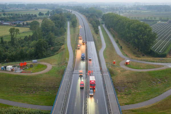 Prins Willem-Alexanderbrug PWA BUKO Infrasupport (2) Geen enkele foto en of video geproduceerd door Richard Vivo mag zonder schriftelijk toestemming worden gebruikt in welke vorm dan ook. Al het beeld materiaal van Richard Vivo van Vivo Fotografie & Drone Inspecties is auteursrechtelijk beschermd. Voor gebruik van beeldmateriaal zoals foto's, video's en thermische beelden kan u contact opnemen via info@vivofotografie.nl Dit is van toepassing voor beeldmateriaal dat op internet, websites, socialmedia kanalen, fora en/of beeldmateriaal van klanten van Vivo Fotogragfie & Drone Inspecties. Bij gebruik zonder toestemming zal er direct een factuur volgen voor het gebruik van het beeldmateriaal en directe verwijdering geeist.