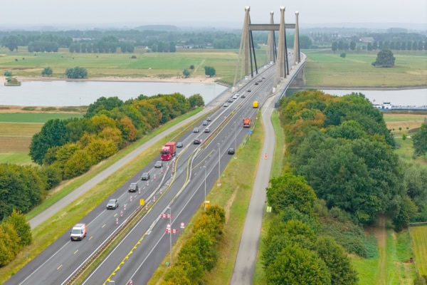 Prins Willem-Alexanderbrug PWA BUKO Infrasupport (5) Geen enkele foto en of video geproduceerd door Richard Vivo mag zonder schriftelijk toestemming worden gebruikt in welke vorm dan ook. Al het beeld materiaal van Richard Vivo van Vivo Fotografie & Drone Inspecties is auteursrechtelijk beschermd. Voor gebruik van beeldmateriaal zoals foto's, video's en thermische beelden kan u contact opnemen via info@vivofotografie.nl Dit is van toepassing voor beeldmateriaal dat op internet, websites, socialmedia kanalen, fora en/of beeldmateriaal van klanten van Vivo Fotogragfie & Drone Inspecties. Bij gebruik zonder toestemming zal er direct een factuur volgen voor het gebruik van het beeldmateriaal en directe verwijdering geeist.