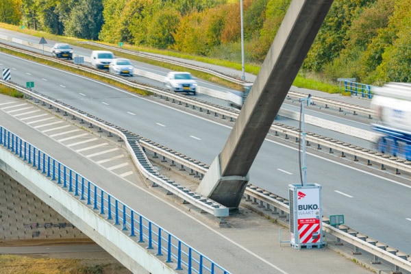 Prins Willem-Alexanderbrug PWA BUKO Infrasupport (6) Geen enkele foto en of video geproduceerd door Richard Vivo mag zonder schriftelijk toestemming worden gebruikt in welke vorm dan ook. Al het beeld materiaal van Richard Vivo van Vivo Fotografie & Drone Inspecties is auteursrechtelijk beschermd. Voor gebruik van beeldmateriaal zoals foto's, video's en thermische beelden kan u contact opnemen via info@vivofotografie.nl Dit is van toepassing voor beeldmateriaal dat op internet, websites, socialmedia kanalen, fora en/of beeldmateriaal van klanten van Vivo Fotogragfie & Drone Inspecties. Bij gebruik zonder toestemming zal er direct een factuur volgen voor het gebruik van het beeldmateriaal en directe verwijdering geeist.